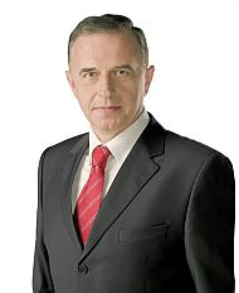 Strategie: Mircea Geoana nu intra in jocul lui Basescu, specialist in lovituri sub centura