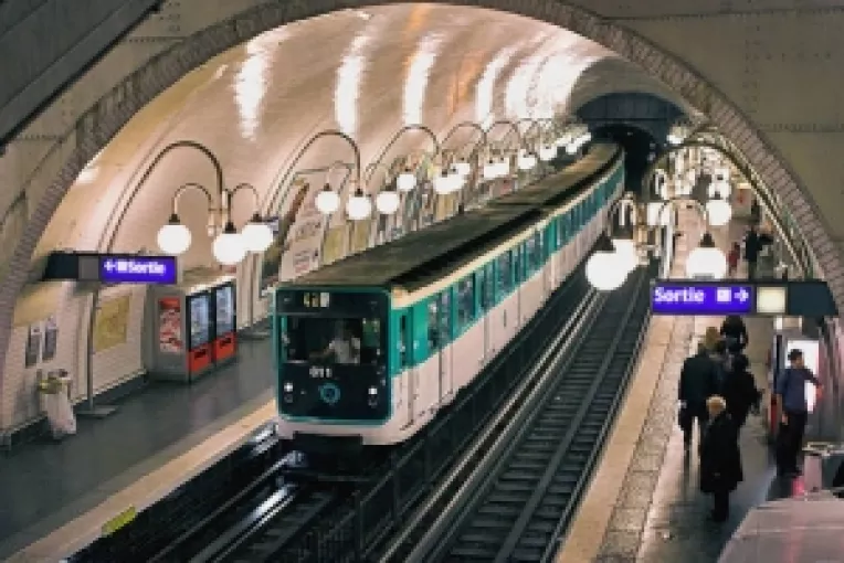 Tanar, mort dupa ce a fost tarat in metroul parizian