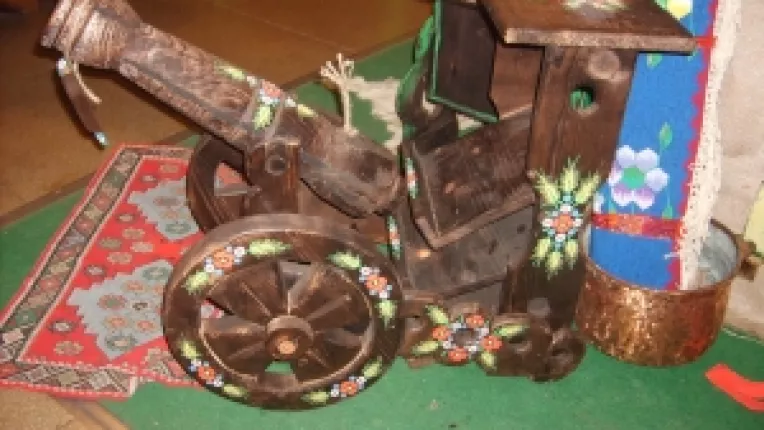 Tanc din lemn si inimioare de Valentine‘s Day, la standul lui Andrei Burtea de la Sala Dalles