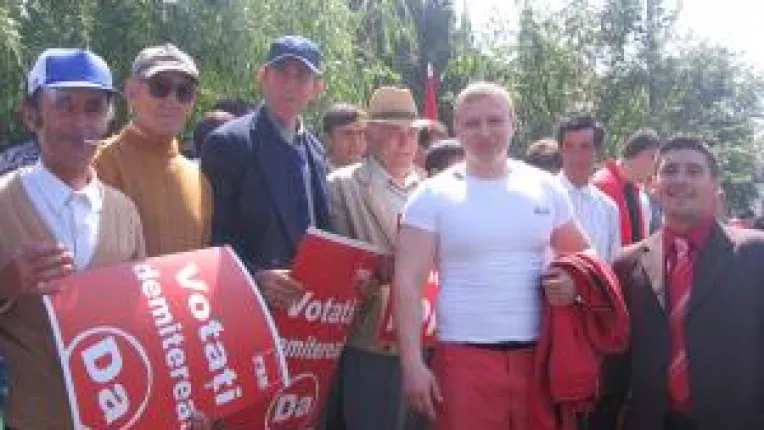 Taranii, adusi la miting cu autobuzul pentru interesele PSD. Habarnistii cu pancarte