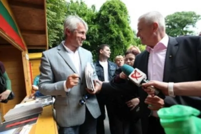 Targul din Cismigiu: Primarul General Sorin Oprescu si ministrul Fondurilor Europene Eugen Teodorovici  