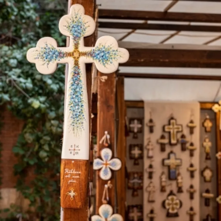 Targul iconarilor si al mesterilor cruceri, in curtea MTR