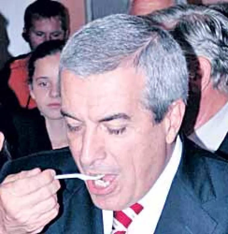 Tariceanu l-a invitat pe Videanu sa ia lectii de la primarul Chirita