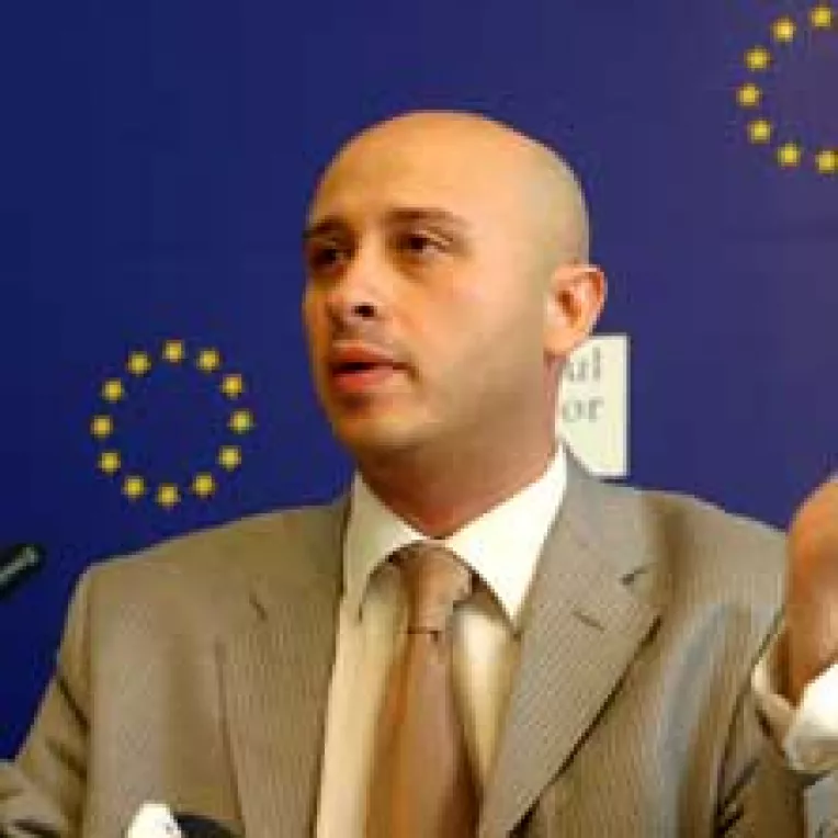 Taxa pe viciu a crescut contrabanda cu tigari, dar si bugetul pentru sanatate