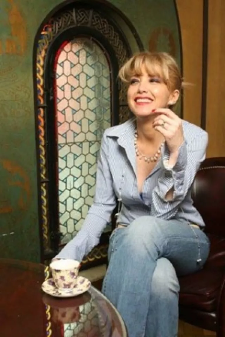 Thea Haimovitz lanseaza cartea Bijuteriile Kabbalah si Lumina Lor