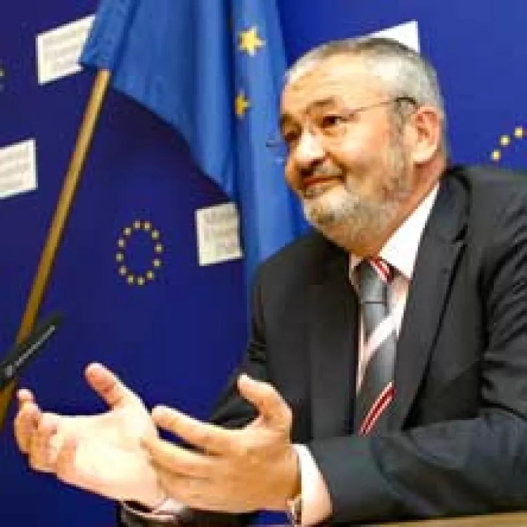 Tinta de inflatie si oamenii de afaceri sunt la mana lui Vladescu