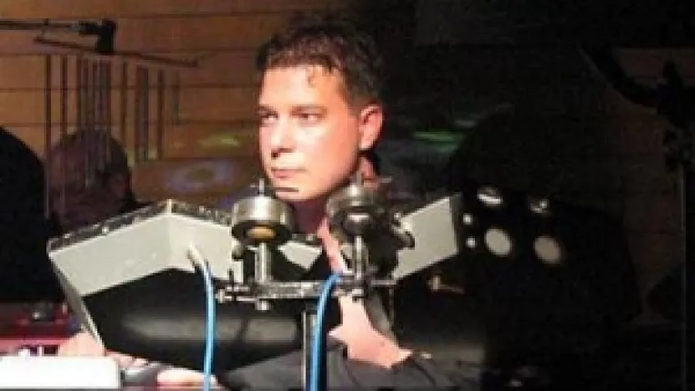 Tom Brandus, muzician si artist vizual, a realizat productii pentru teatru si opera