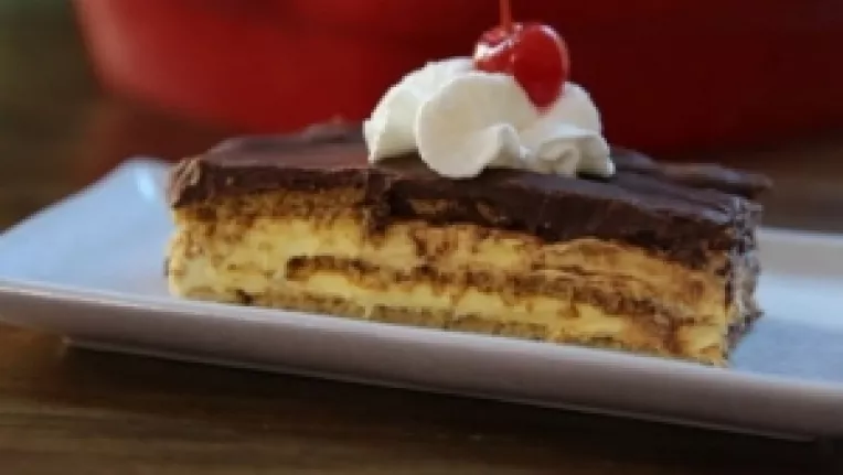 Tortul ecler cu ciocolata se face fara coacere, din blat de biscuiti, budinca de vanilie si glazura de ciocolata