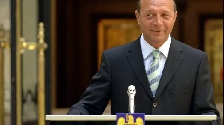 Traian Basescu poarta mov pe stema din 2005!