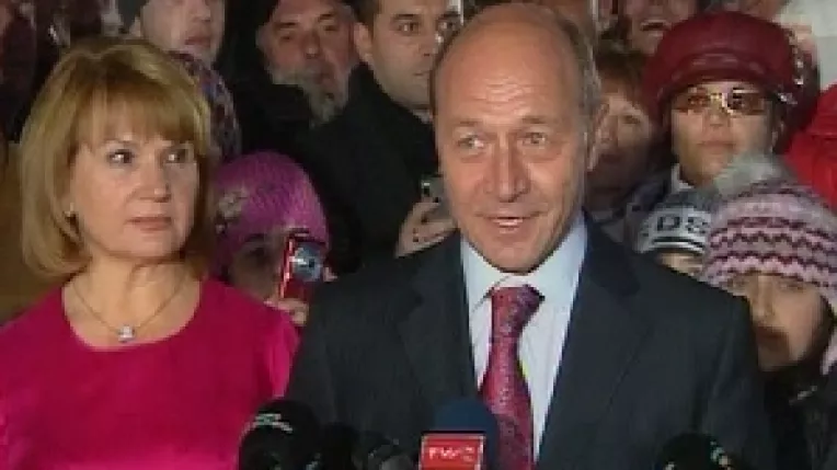 Traian Basescu si efectele ezoterice ale culorii violet