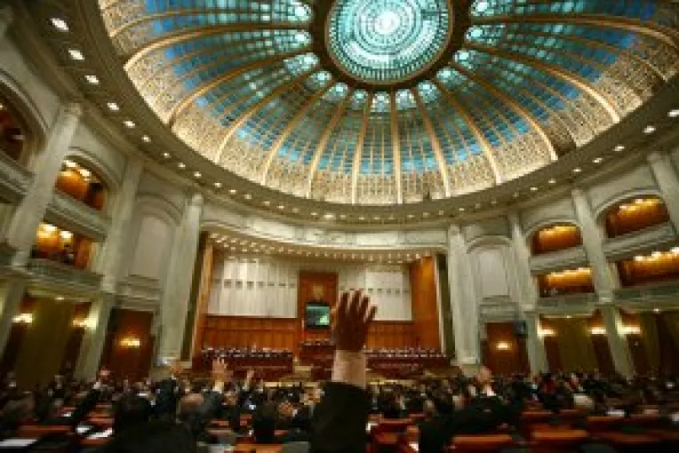 Traseism parlamentar: Inca un senator paraseste PSD si se alatura deputatului-general Oprea