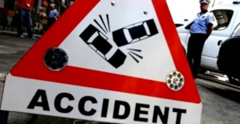 Trei copii si trei adulti la spital, dupa ce trei masini s-au ciocnit la Busteni