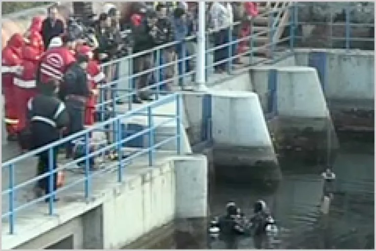 Trei morti intr-un autoturism Skoda care s-a scufundat in lacul Floreasca