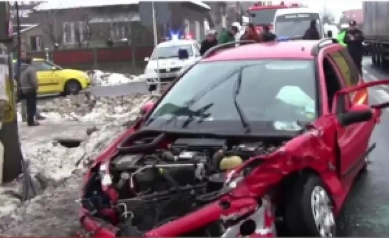 Trei persoane au fost ranite in urma unui accident pe DN 7