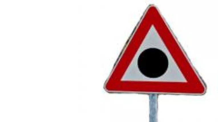 Triunghiul rosu cu bulina neagra in interior este amplasat in zonele cu risc ridicat de accidente