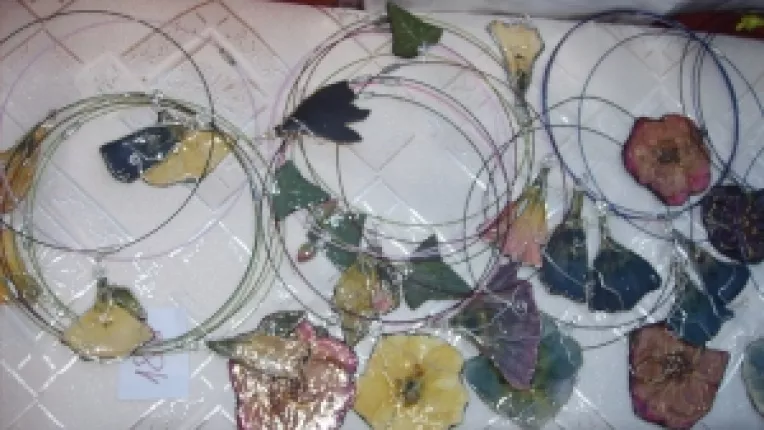 Tudor Alin Robert: "Bijuterii retro, din petale de flori!"