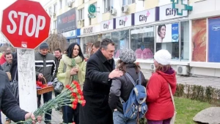 Tusac a impartit flori si bomboane de ciocolata