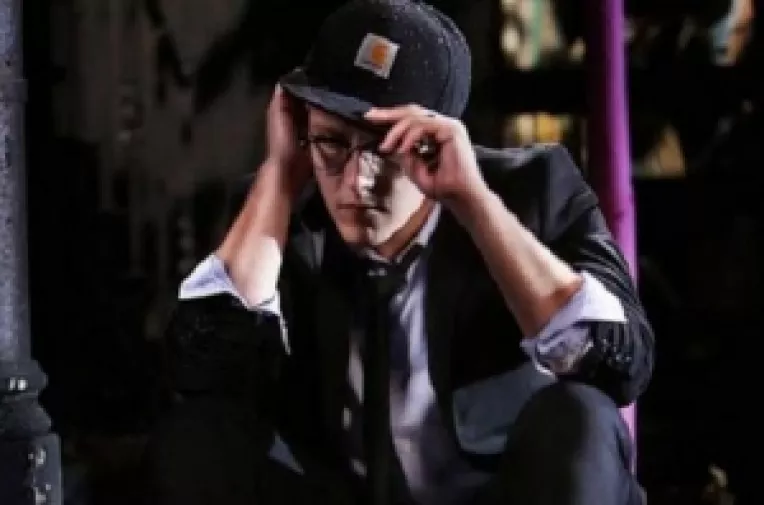 TVR l-a cenzuratpe What’s Up pentru ca a cantat o piesa cu mesaj critic la adresa presedintelui Basescu