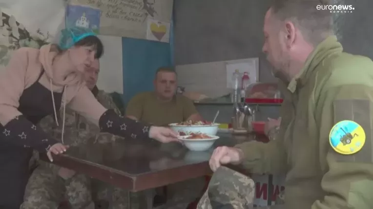 Ucrainenii se adapostesc in asteptarea contraofensivei si traiesc din ajutoarele aduse de voluntari