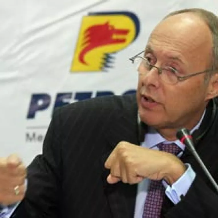 Ultimul banc austriac: Petrom tine sus preturile la benzina de mila concurentei!