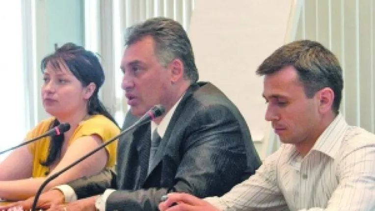 Un an de mandat, ilustrat cu poze frumos colorate de pe Internet. Claudiu Tusac se da mare cu bugetul lui Zanfir Iorgus