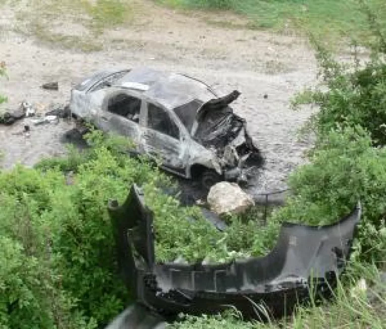 Un autoturism Logan aruncat peste pasarela