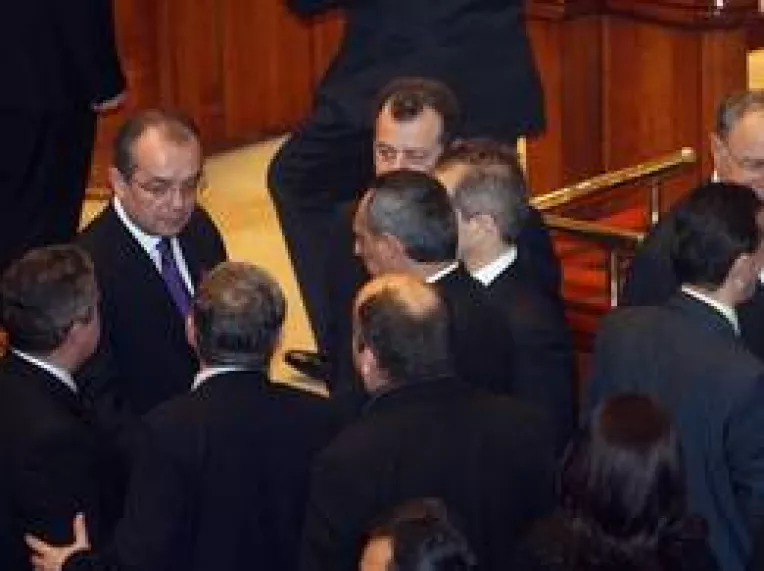 Un barbat s-a aruncat de la unul dintre balcoanele Parlamentului 