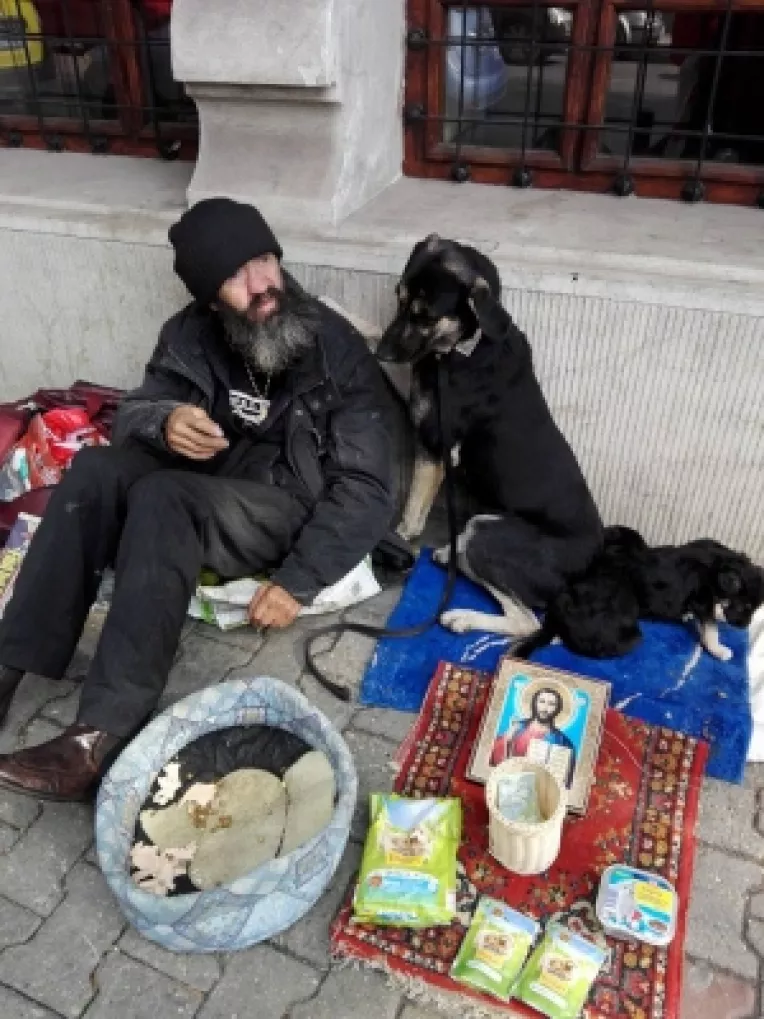 Un batran, Telu, are nevoie de haine groase, de iarna!