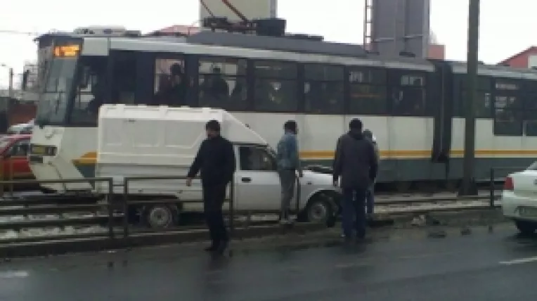 Un bucurestean a intrat cu masina pe linia de tramvai