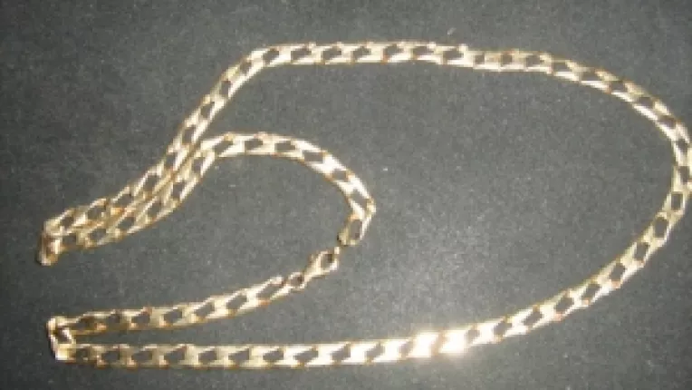 Un individ din Vrancea i-a smuls unei femei lantisorul de aur de la gat