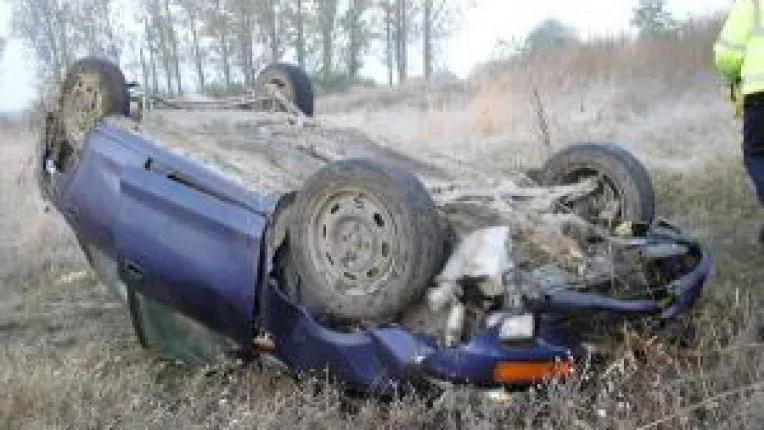 Un mort, patru raniti si doua masini rasturnate