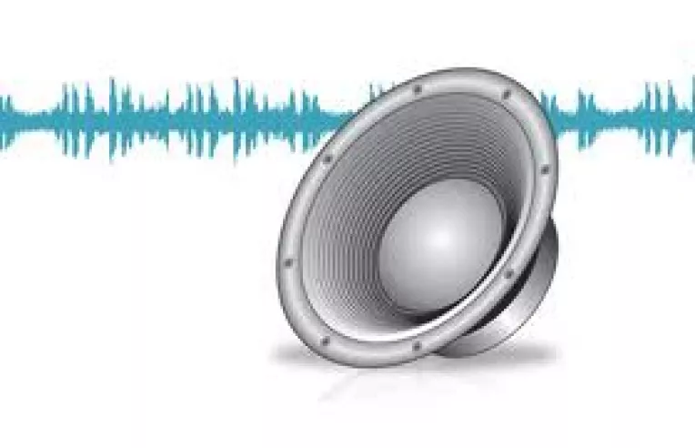 Un post de radio misterios emite sunete si e intrerupt de vocea unui barbat care vorbeste cu accent rusesc