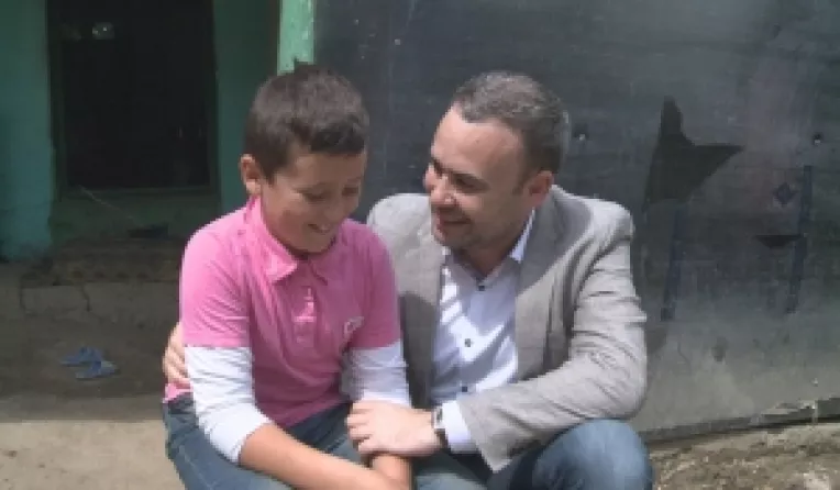 Un proiect sustinut de senatorul Darius Bogdan Valcov: Campania "Impreuna ii invatam sa zambeasca!"