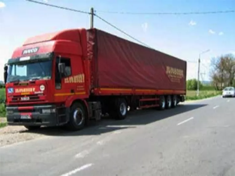 Un sofer roman a trecut cu camionul peste un turist italian intins pe sosea