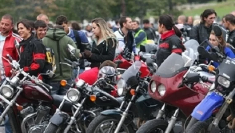 Un tanar a intrat cu masina pe pista de la Caransebes si a accidentat grav patru persoane