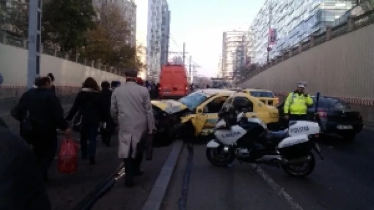 Un taximetrist nu s-a asigurat si a intrat cu Loganul in tramvai
