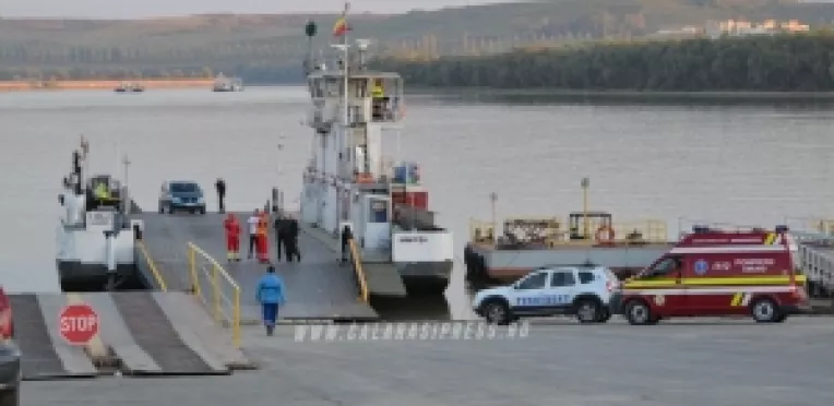 Un tir condus de un sofer bulgar a cazut in Dunare de pe ferry-boat-ul de la punctul de trecere dintre Chiciu si Ostrov