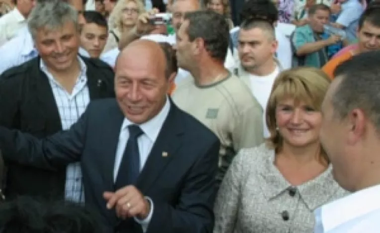 Unii oameni l-au huiduit si fluierat pe Presedintele Traian Basescu, duminica, la Tebea