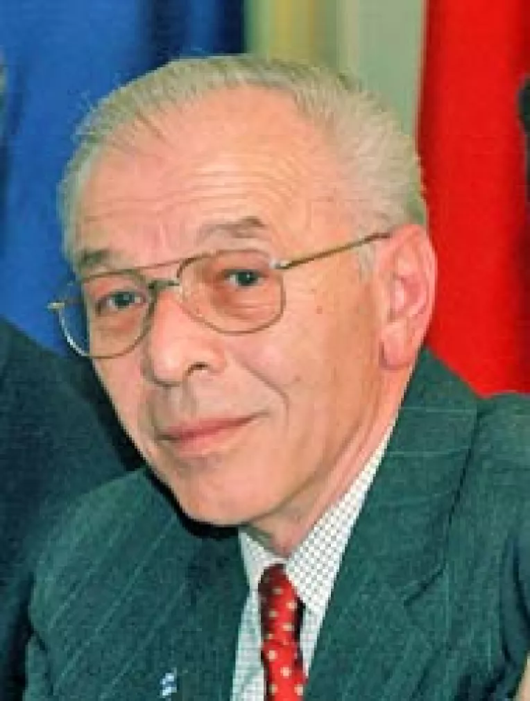 Vacaroiu, cadorisit de Nastase cu o scrumiera