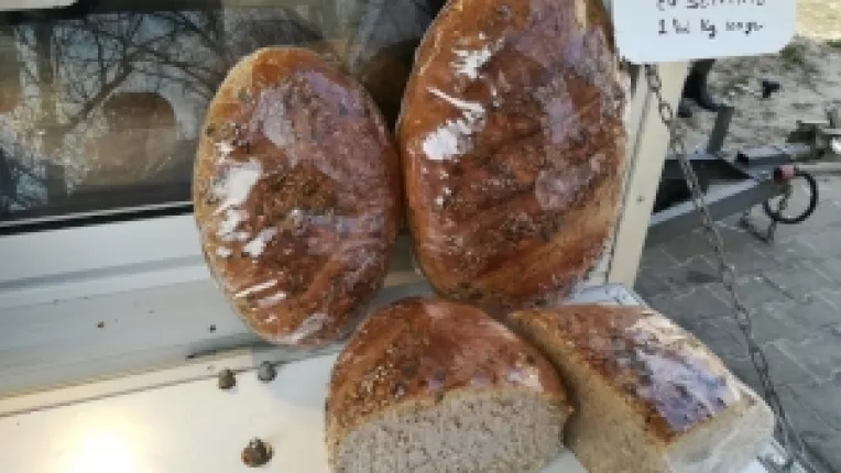 Valentin Dinca: Paine neagra cu seminte si paine cu malai, la standul lui Valentin Dinca