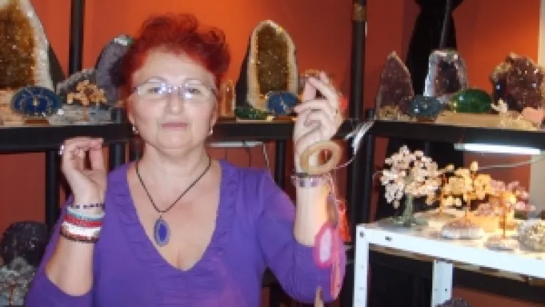 Valeria Panduru de la SC Alex Longserv: "Clopotei de vant din agate si pandante din aragonit!"