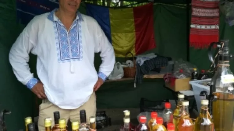 Vali Hagiu de la Valenii de Munte, cu fructe deshidrate si palinca de pere