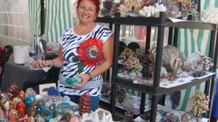 Vali Panduru: "Ca noutati, la targul de cristale, avem labradorit, jasp, fosile si felii de agate!"