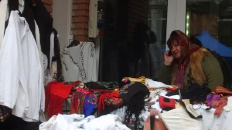 Vera Andronic: "Camasa din panza de in si manta din lana!"