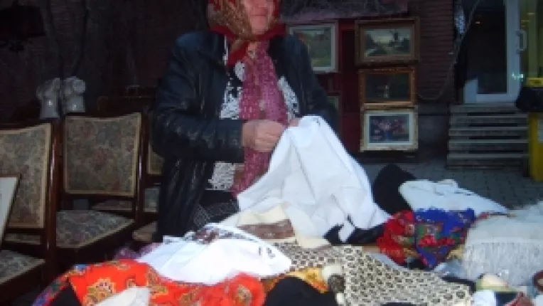 Vera Andronic din Suceava: "Ii traditionale, bundite si chimir din margele, la Piata Taraneasca"