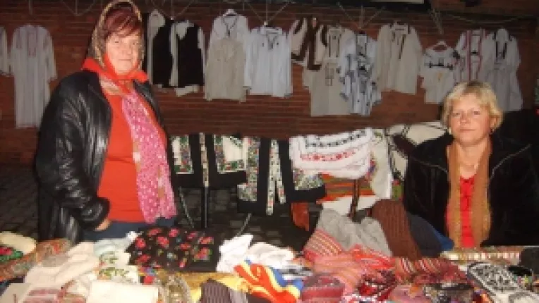 Vera Andronic si Carmen Hison din Suceava: "Bundite cusute de mana si chimire din margele, la Piata taraneasca de la MTR!"
