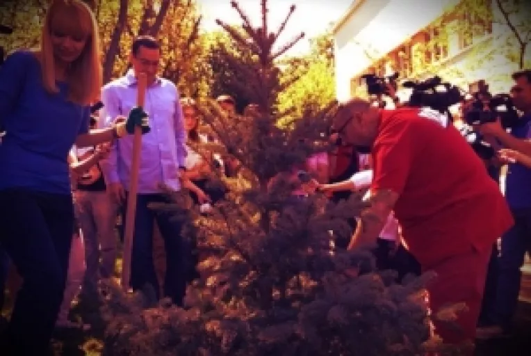 Victor Ponta a plantat un copac la Centrul medico-social "Sf. Luca" din Bucuresti si a inaugurat un nou punct SMURD la Constanta