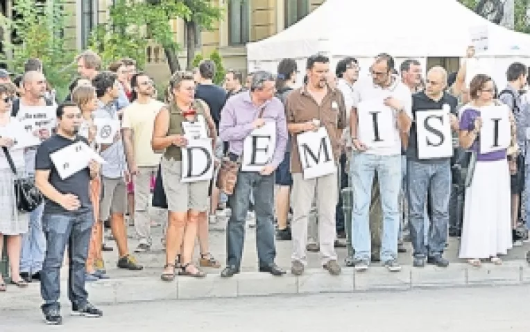 Victor Ponta, urmarit penal pentru fals in inscrisuri sub semnatura privata