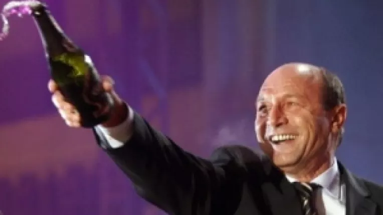 Victoria lui Basescu impotriva poporului roman: Motiunea de cenzura cu sampanie de la Elena Udrea