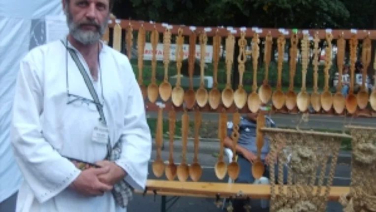 Viorel Marian, cioplitor in lemn: "Icoane de lemn si cruciulite de purtat!"